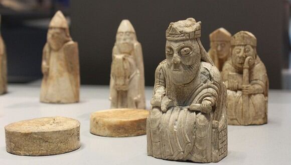 Las piezas del ajedrez de Lewis están talladas en su gran mayoría de marfil de morsa, se presume que hayan sido realizadas en la segunda mitad del siglo XII. (Foto: Pixabay)