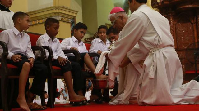 Monseñor Miguel Cabrejos Vidarte lavó y besó este Jueves Santo los pies a seis niños de nacionalidad venezolana. Indicó que hoy son los más vulnerables. (Foto: Johnny Aurazo / El Comercio)