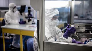 Científicos crean mapa a escala atómica del coronavirus, clave para una vacuna