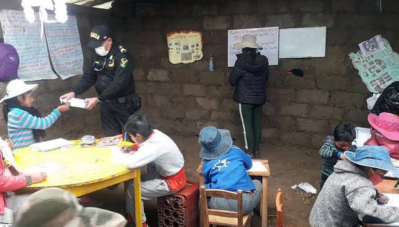 Apurímac: policías dictan clases de matemáticas en comunidad donde no llega el internet (Foto: Juan Sequeiros)