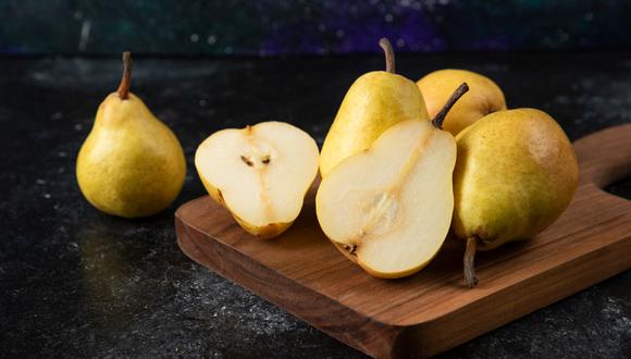 La pera es una fruta que aporta diversos beneficios para la salud, pues ayuda a combatir el estreñimiento, regular el azúcar en la sangre y favorecer la pérdida de peso.