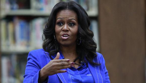 La exprimera dama de Estados Unidos Michelle Obama asiste a una mesa redonda en la escuela secundaria Whitney M. Young Magnet en Chicago, el 12 de noviembre de 2018. (JIM YOUNG / AFP/Archivo).
