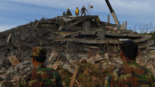 El personal de rescate trabaja en el sitio donde se derrumbó un edificio en construcción el 3 de enero, atrapando y matando trabajadores, en la provincia costera de Kep, en el sur de Camboya. (Foto: AFP).