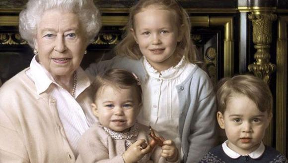 La reina Isabel con tres de sus bisnietos. Foto: ANNA LIEBEVITZ/PA