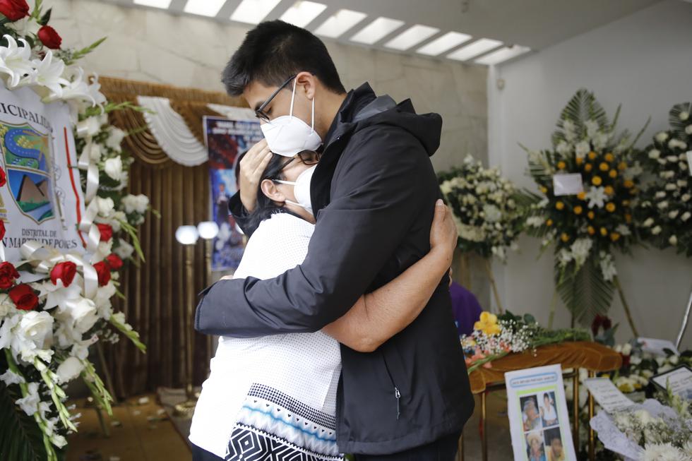 Carlos Ezeta, abraza a la madre de Bryan Pintado, víctima mortal de la marcha pacífica del 14N. Foto: Jessica Vicente / @photo.gec