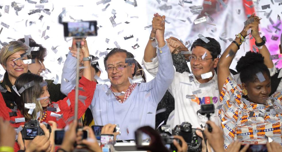 El candidato presidencial colombiano de la coalición Pacto Histórico, Gustavo Petro, celebra después de ganar el 13 de marzo de 2022. (Raúl ARBOLEDA / AFP).