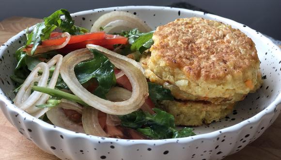 Una ensalada podría ser el mejor acompañamiento de estas saludables hamburguesas de quinua. (Foto: Rocío Oyanguren)