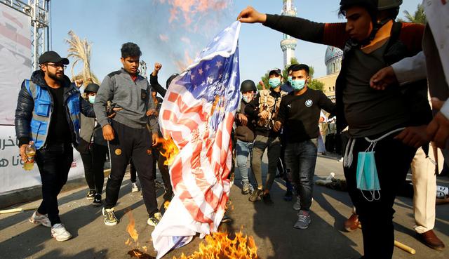 Banderas de EE.UU. son pisoteadas en Bagdad en protesta contra sanciones a  jefe de facción pro-Irán. (Foto: AFP)