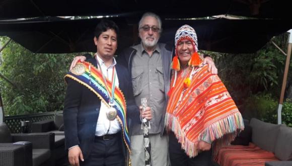 De Niro con los alcaldes de Machu Picchu Pueblo, Darwin Baca, y de Yucay, Leocadio Madera (Foto: Andina)