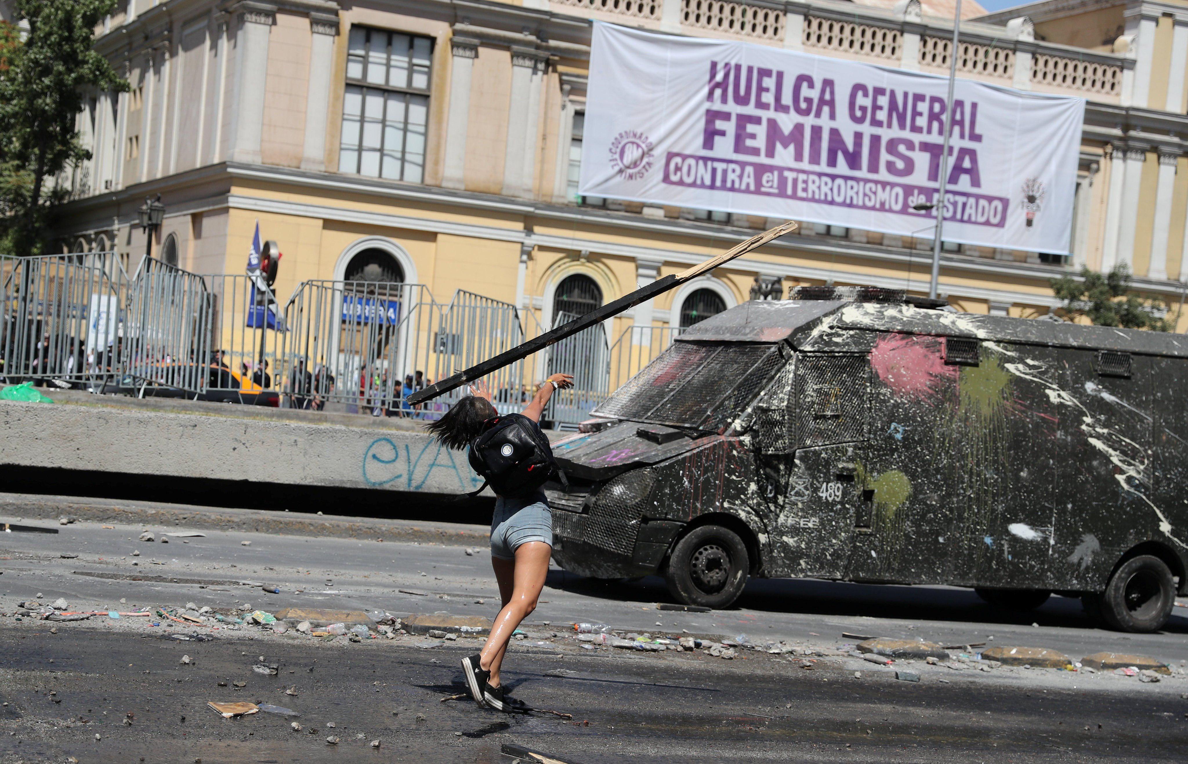 El movimiento feminista volvió a tomar las calles por segunda vez en 24 horas bajo un sol sofocante, que no impidió que una marea de mujeres empuñara sus carteles con consignas feministas. (Reuters)