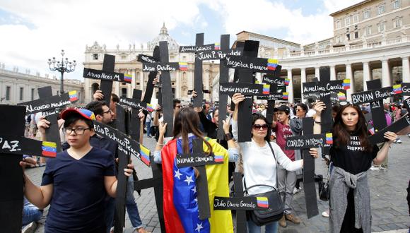 Venezolanos protestan frente al Papa con cruces negras