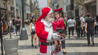 De día trabajan, taxean, hacen delivery. Y la noche del 24 de diciembre se convierten en Papá Noel