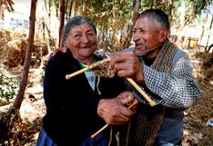 Cusco: conoce a la tierna pareja de ancianos de 80 años experta en tejer