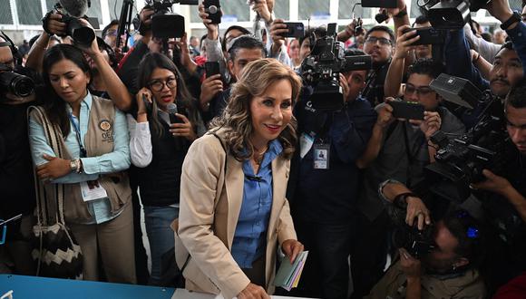 La candidata del partido Unión de la Esperanza y ex primera dama (2008-2011) Sandra Torres emite su voto en un colegio en la Ciudad de Guatemala el 25 de junio de 2023, durante las elecciones generales. (Foto de Johan ORDONEZ / AFP)