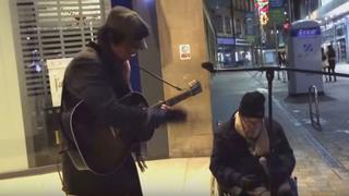 Vagabundo demostró su talento musical en plena calle [VIDEO]