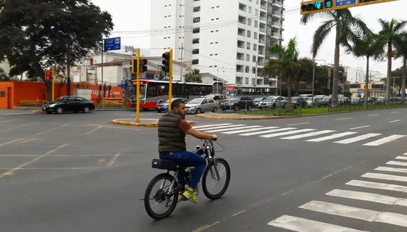 El MTC recuerda que las bicimotos y motocicletas deben circular por las vías públicas terrestres, y no por las ciclovías ni veredas. (Foto: GEC)