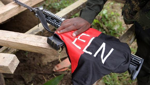 Detalle del arma de un rebelde de la patrulla del Ejército de Liberación Nacional (ELN) cerca del río Baudó en la provincia de Chocó, Colombia, el 26 de octubre de 2023. (Foto de Daniel Muñoz / AFP)