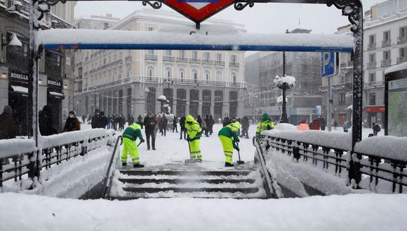 Operarios trabajan para retirar nieve y mejorar la circulación en la Puerta del Sol en Madrid, España. (EFE/ Ballesteros).