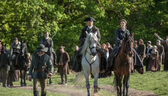 Sam Heughan (Jamie Fraser) y Caitriona Balfe (Claire Fraser) cabalgan hacia su destino. ¿La guerra los separará? (Fox Premium)