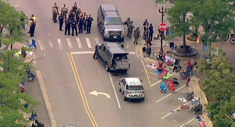 La policía se despliega después del tiroteo en un desfile del 4 de julio en el rico suburbio de Highland Park, Illinois, Estados Unidos, 4 de julio de 2022. (ABC WLS/ABC7 vía REUTERS).