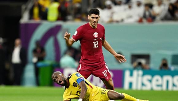 Enner Valencia luchando un balón con Karim Boudiaf. (REUTERS/Dylan Martinez)