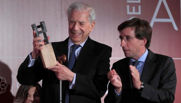 El escritor peruano Mario Vargas Llosa (izquierda), tras recibir el premio "Madrileño del Año", junto al alcalde de Madrid, José Luis Martínez-Almeida (derecha). (Foto: EFE / Fernando Alvarado).