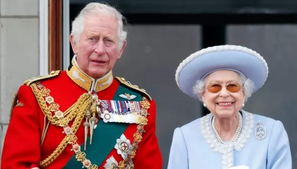 Carlos III con su madre, la reina Isabel II. (Getty Images).