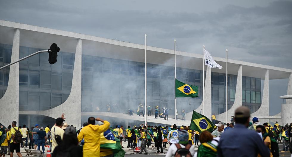 Manifestantes contra los resultados electorales y el gobierno de Lula da Silva invaden el Congreso Nacional, el Supremo Tribunal Federal y el Palacio de Planalto, sede de la Presidencia de Brasil. (EFE/ Andre Borges).