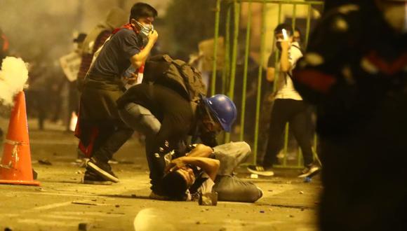 Joven herido durante las protestas es auxiliado por otro manifestante.  (Foto: Alessandro Currarino/ GEC)