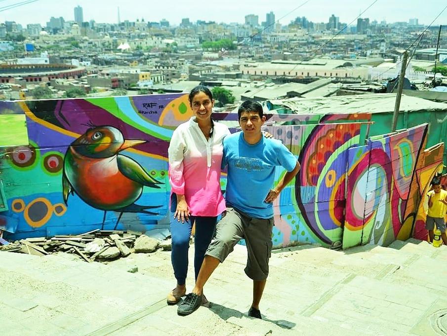 Pareja de artistas, Carla Magán y Daniel Manrique, fundadores de Color Energía, frente a uno de los murales en su barrio.