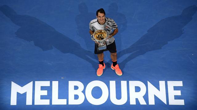 Bella postal de Roger Federer con el trofeo del Australian Open. (Foto: AFP)