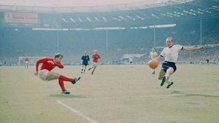 La historia del único futbolista que marcó tres goles en una final