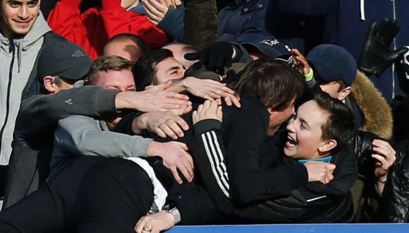 Conte celebró eufóricamente con el público tras gol del Chelsea