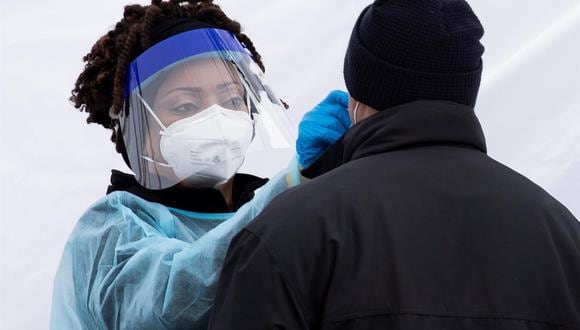 Una enfermera hace una prueba de coronavirus a una persona en el Distrito de Columbia, en Washington, DC, Estados Unidos, el 29 de diciembre de 2021. (EFE / EPA / MICHAEL REYNOLDS).