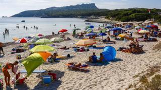 Turistas enfrentan una pena de prisión en Italia por tomar "recuerdo" de una playa