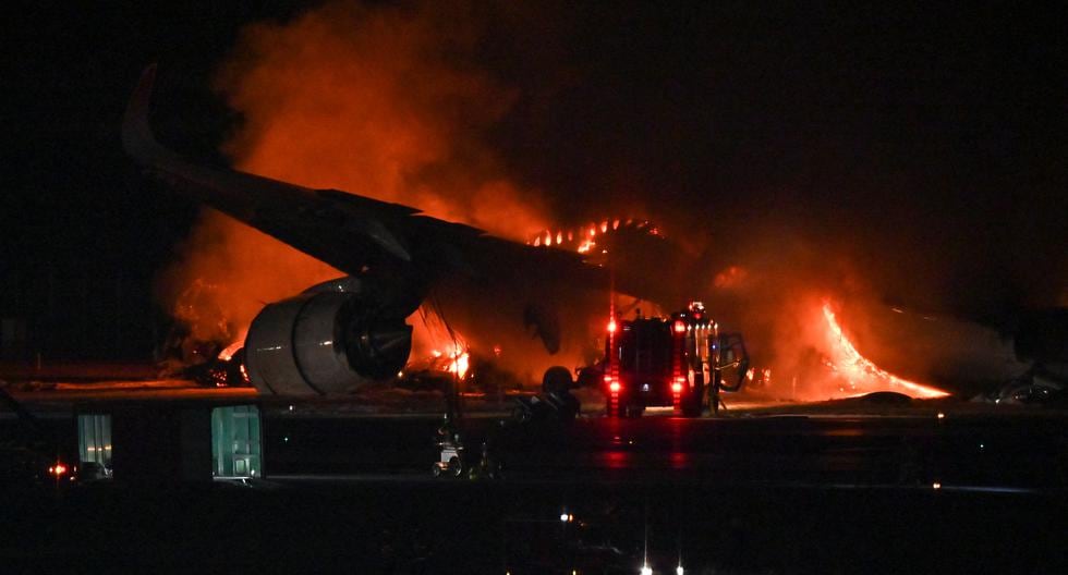 Un avión de pasajeros de Japan Airlines (JAL) se ve en llamas en la pista del Aeropuerto Internacional de Tokio en Haneda el 2 de enero de 2024. (Foto de Richard A. BROOKS / AFP).