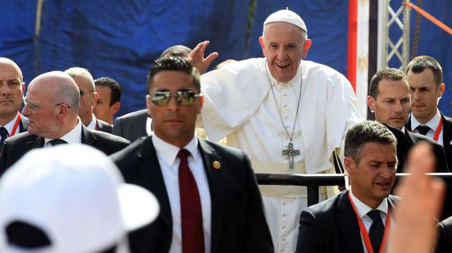 El papa Francisco se despide de Egipto rodeado de miles - 7