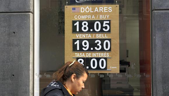 El dólar cotizaba a 21,4 pesos en México este martes 22 de septiembre (Foto: AFP)