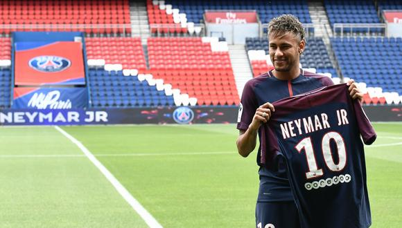 En el último mercado de transferencias el Paris Saint Germain pagó 222 millones de euros al club español Barcelona para contratar a Neymar. (AFP)