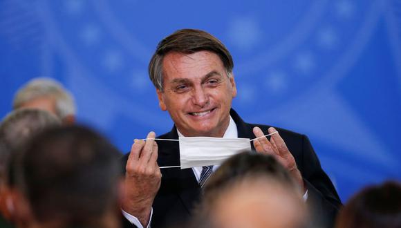 El presidente de Brasil, Jair Bolsonaro, asiste a una ceremonia de ascenso de generales de las fuerzas armadas, en el Palacio Planalto en Brasilia, el 8 de abril de 2021. (REUTERS/Adriano Machado).