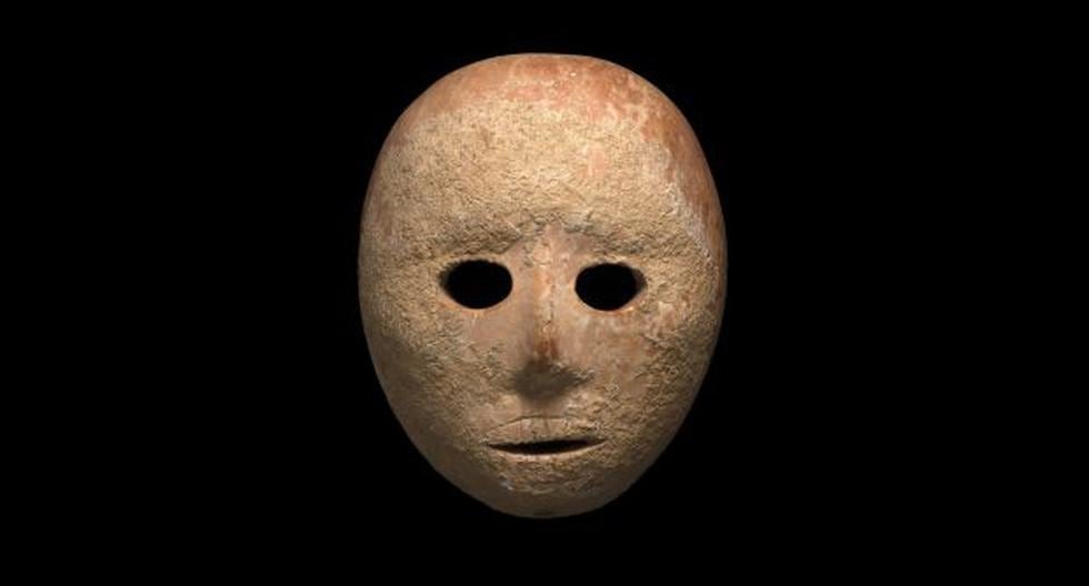 La máscara de piedra de unos 9.000 años de antigüedad cerca del asentamiento judío de Pnei Hever refuerza la teoría de los arqueólogos de haber dado con un centro de producción de máscaras del Neolítico. (Foto: EFE)
