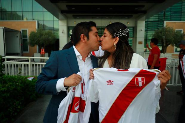 Una novia llegó a la concentración de Perú para ser la cábala de Ricardo Gareca. (Foto: Daniel Apuy/GEC)