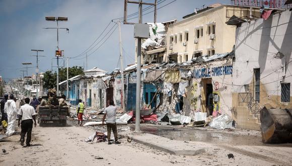 La gente observa el exterior del hotel Hayat destruido después de un asedio mortal de 30 horas por parte de los yihadistas de Al-Shabaab en Mogadiscio el 21 de agosto de 2022. (Foto de Hassan Ali ELMI / AFP)