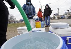 Largas filas en Texas bajo el frío polar para conseguir agua potable 