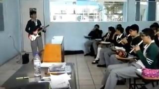 Profesor hace que sus alumnos interpreten "Smells Like Teen Spirit" de Nirvana y se vuelve tendencia