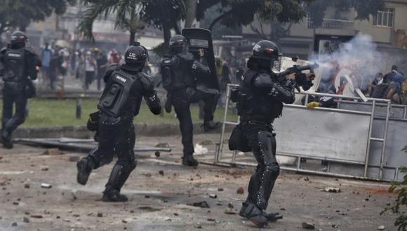 La policía dispara gases lacrimógenos contra los manifestantes durante un paro nacional contra la reforma fiscal en Cali, Colombia. (Foto: AP / Andrés González)