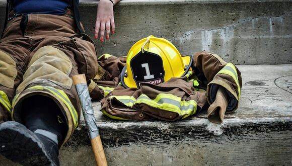 Los bomberos arriesgaron su vida para salvar a dos perros que se encontraban sepultados. (Pexels)