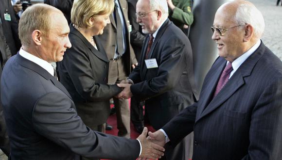 En esta foto de archivo tomada el 10 de octubre de 2006, el presidente ruso, Vladimir Putin, le da la mano al expresidente de la Unión Soviética, Mijaíl Gorbachov. (Foto: Dmitry ASTAKHOV / POOL / AFP)