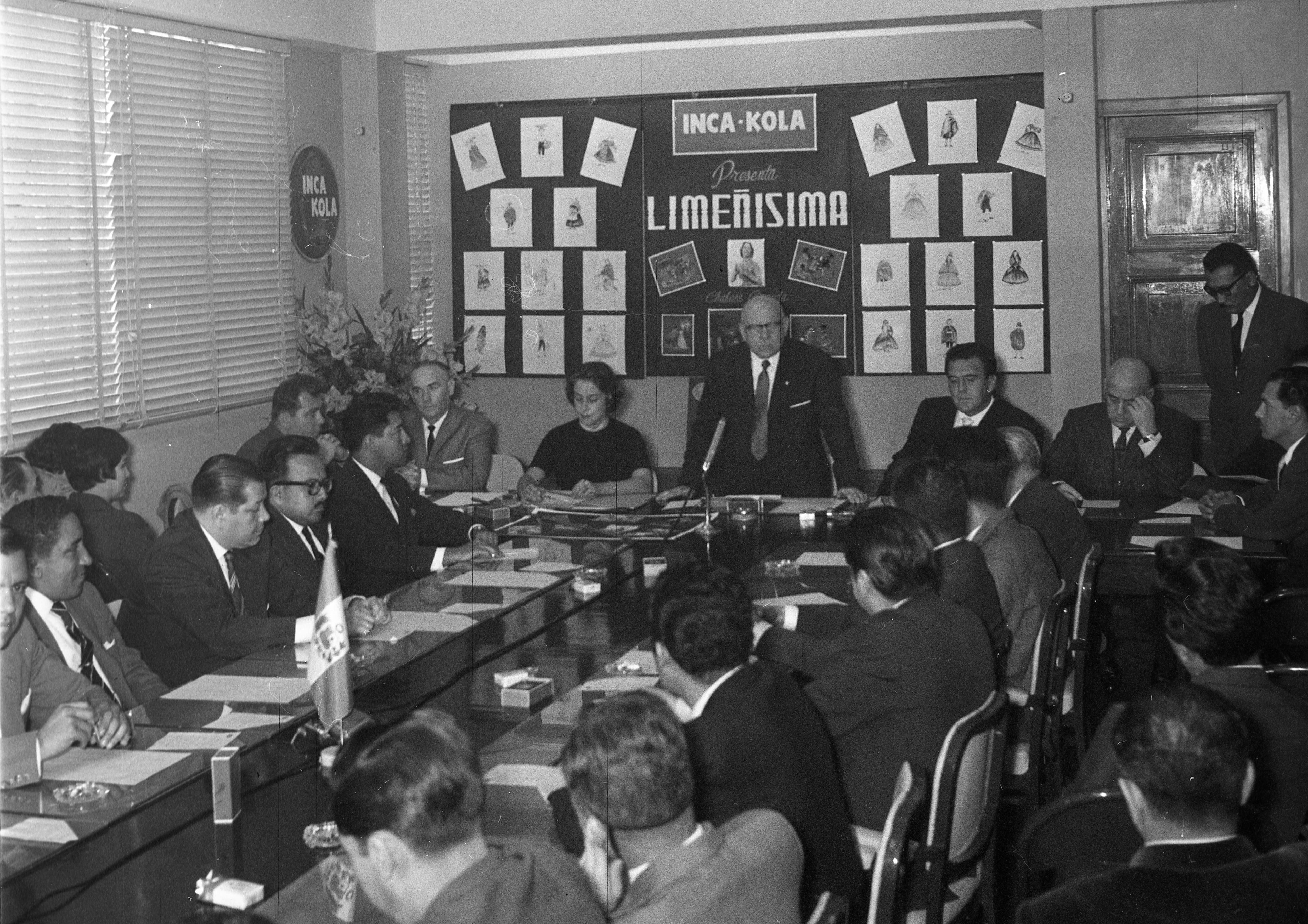 LIMA, 10 DE JUNIO DE 1961CHABUCA GRANDA EN CONFERENCIA DE PRENSA SOBRE LA OBRA MUSICAL LIMEÑISIMA AUSPICIADA POR INCA KOLA. EN LA IMAGEN (DE PIE) ISAAC LINDLEY, FUNDADOR DE INCA KOLA.FOTO: EL COMERCIO