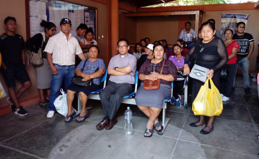 Familiares de los ocho pescadores que están desaparecidos desde el martes tras la colisión de dos naves en altamar llegaron a la Capitanía de Puerto de Chimbote para buscar información y pedir ayuda (Foto: Laura Urbina)